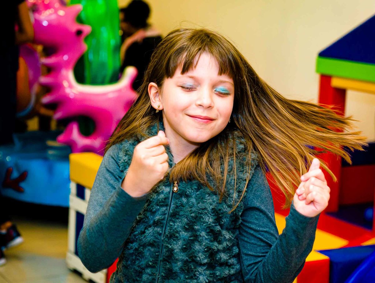 Fotografia de aniversário infantil. Fotografia de aniversário infantil no Buffet Estação Folia Osasco. Tema do aniversário Sereia.