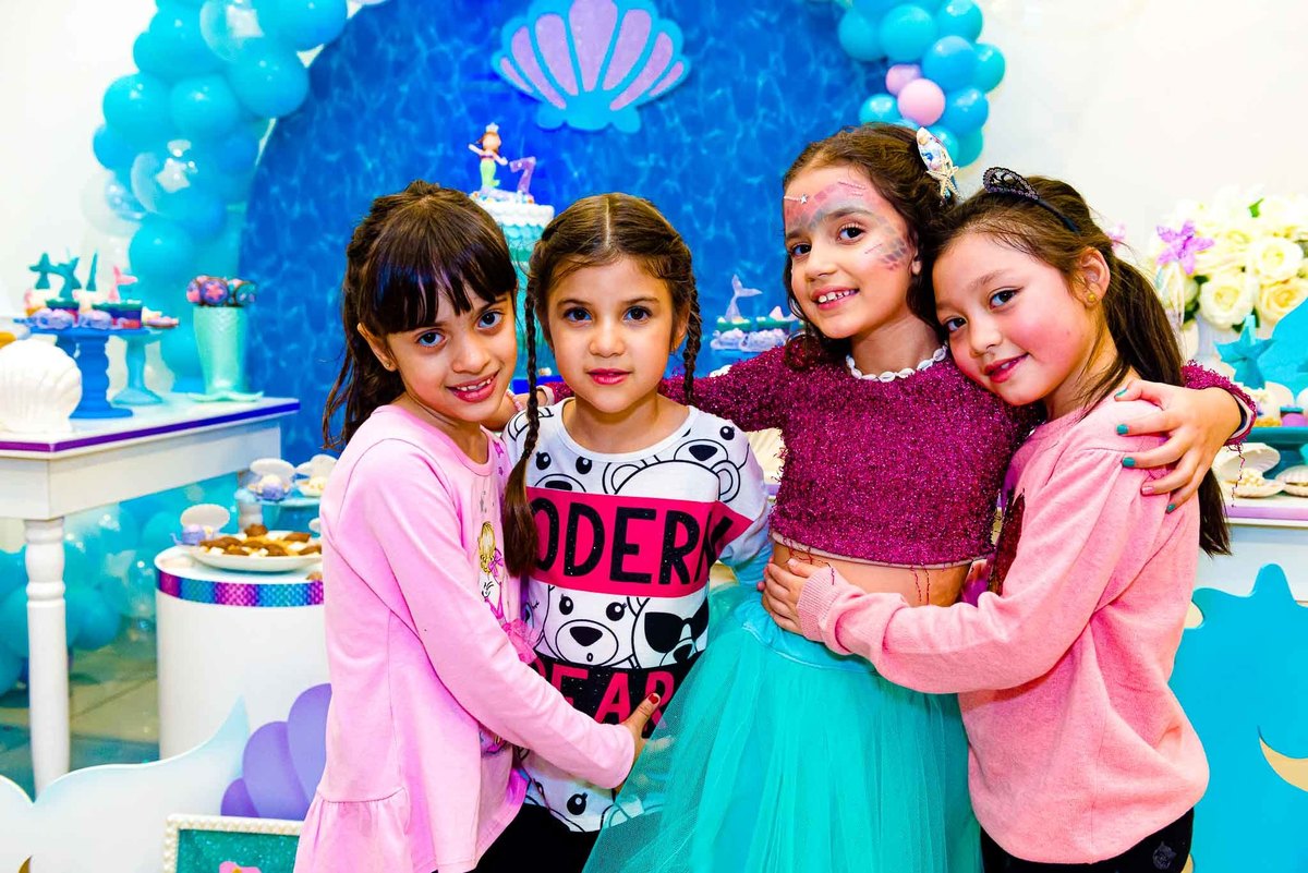 Fotografia de aniversário infantil. Fotografia de aniversário infantil no Buffet Estação Folia Osasco. Tema do aniversário Sereia.