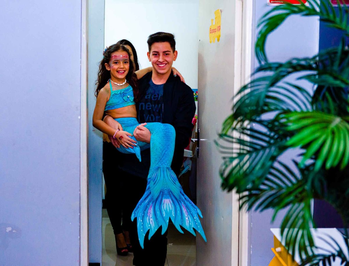 Fotografia de aniversário infantil. Fotografia de aniversário infantil no Buffet Estação Folia Osasco. Tema do aniversário Sereia.