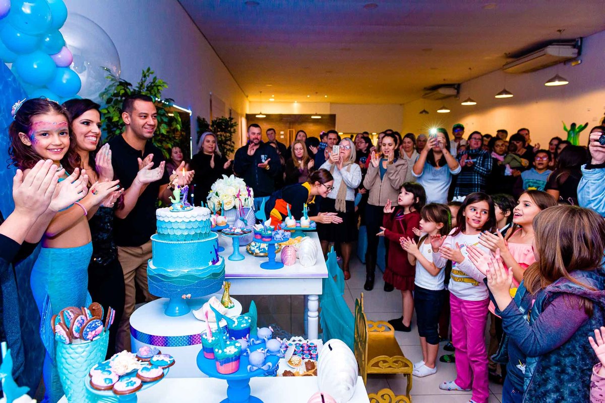 Fotografia de aniversário infantil. Fotografia de aniversário infantil no Buffet Estação Folia Osasco. Tema do aniversário Sereia.