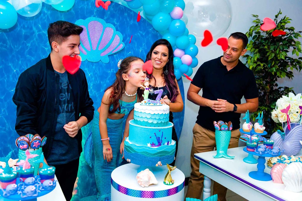 Fotografia de aniversário infantil. Fotografia de aniversário infantil no Buffet Estação Folia Osasco. Tema do aniversário Sereia. Apagando a velinha