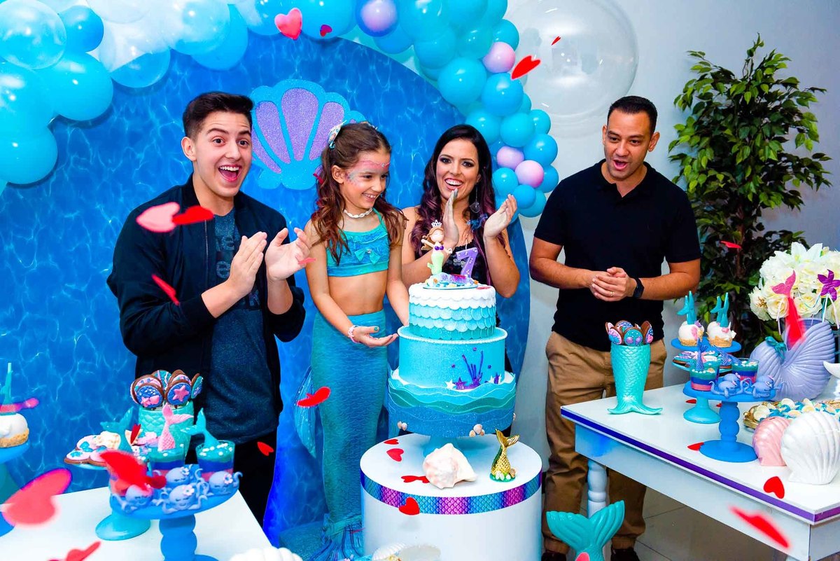 Fotografia de aniversário infantil. Fotografia de aniversário infantil no Buffet Estação Folia Osasco. Tema do aniversário Sereia.