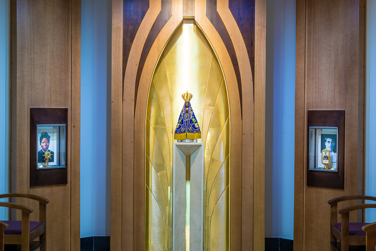 foto igreja nova alphaville. fotografia de batizado. fotografia de batizado em alphaville. fotografia de batizado na igreja nossa senhora de lourdes alphaville. fotografia de batizado na igreja nova de alphaville. fotografia de batizado com imersão.