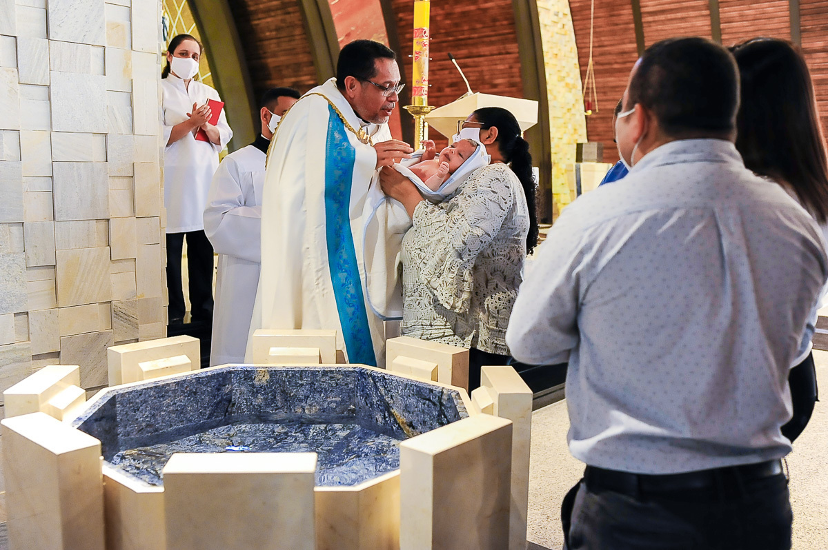 fotografia de batizado. fotografia de batizado em alphaville. fotografia de batizado na igreja nossa senhora de lourdes alphaville. fotografia de batizado na igreja nova de alphaville. fotografia de batizado com imersão.