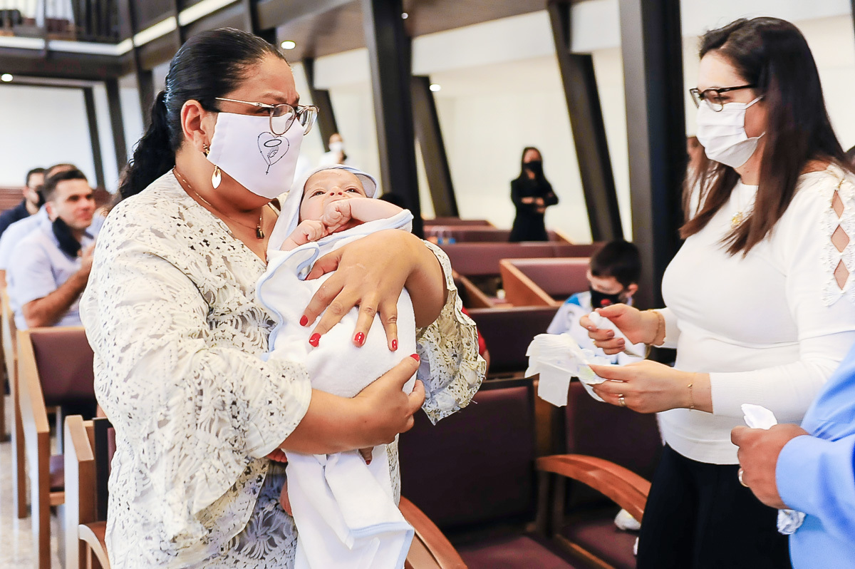 fotografia de batizado. fotografia de batizado em alphaville. fotografia de batizado na igreja nossa senhora de lourdes alphaville. fotografia de batizado na igreja nova de alphaville. fotografia de batizado com imersão.
