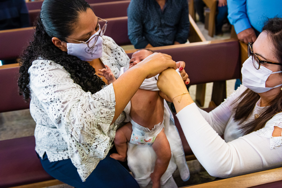 fotografia de batizado. fotografia de batizado em alphaville. fotografia de batizado na igreja nossa senhora de lourdes alphaville. fotografia de batizado na igreja nova de alphaville. fotografia de batizado com imersão.