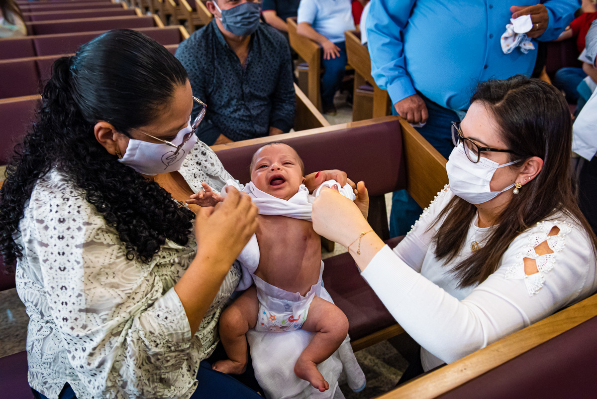 fotografia de batizado. fotografia de batizado em alphaville. fotografia de batizado na igreja nossa senhora de lourdes alphaville. fotografia de batizado na igreja nova de alphaville. fotografia de batizado com imersão.