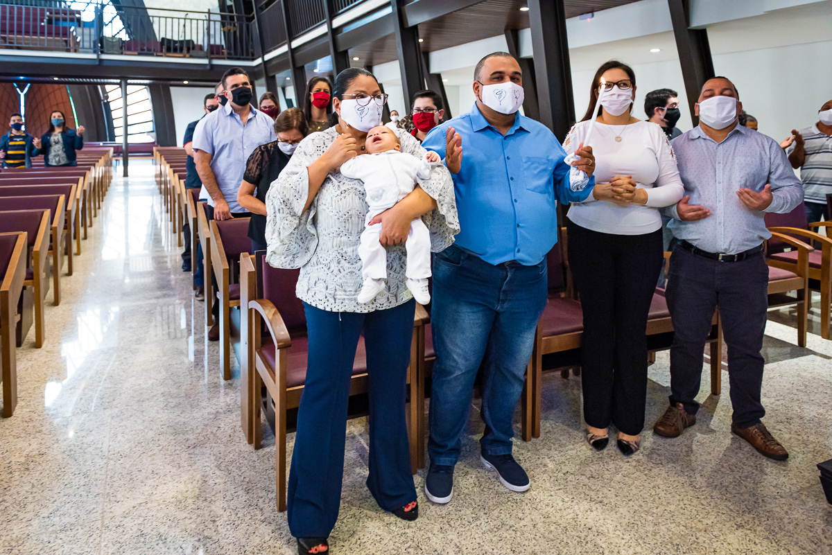 fotografia de batizado. fotografia de batizado em alphaville. fotografia de batizado na igreja nossa senhora de lourdes alphaville. fotografia de batizado na igreja nova de alphaville. fotografia de batizado com imersão.