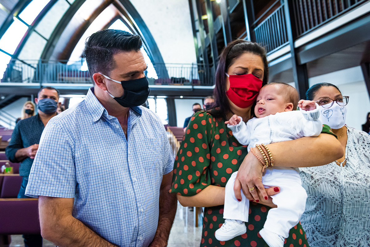 fotografia de batizado. fotografia de batizado em alphaville. fotografia de batizado na igreja nossa senhora de lourdes alphaville. fotografia de batizado na igreja nova de alphaville. fotografia de batizado com imersão.