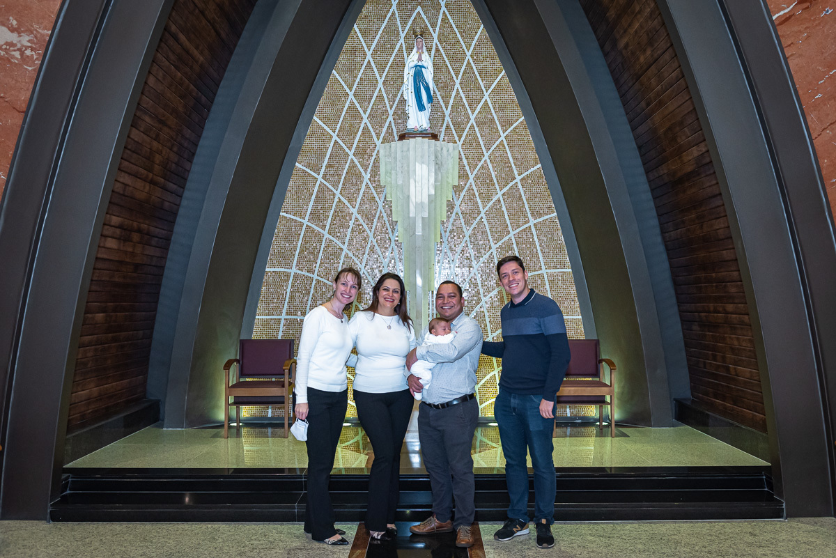 foto igreja nova alphaville. fotografia de batizado. fotografia de batizado em alphaville. fotografia de batizado na igreja nossa senhora de lourdes alphaville. fotografia de batizado na igreja nova de alphaville. fotografia de batizado com imersão.