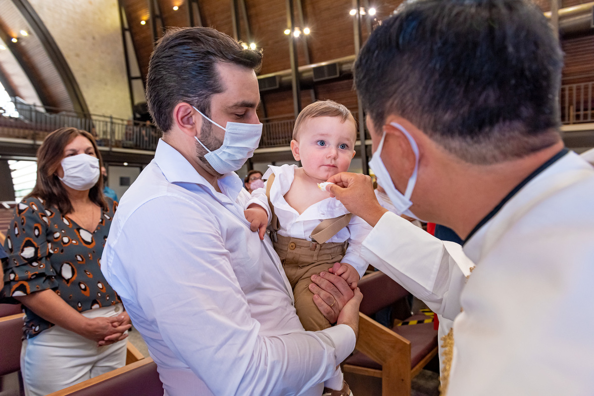 foto batizado em Alphaville na igreja Nossa Senhora de Lourdes. fotografia de batizado. Fotografia de batizado em são paulo. Fotografia de batizado de menino em alphaville barueri santana de parnaíba.
