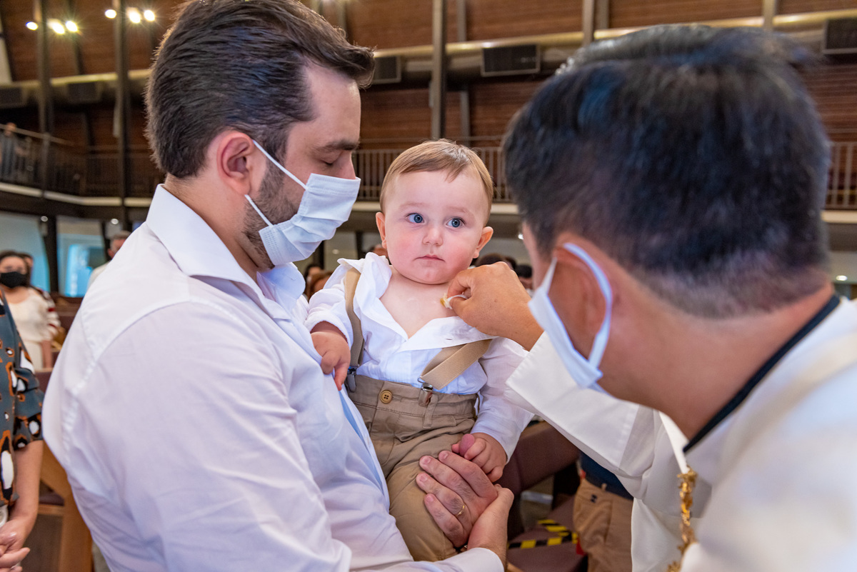 foto batizado em Alphaville na igreja Nossa Senhora de Lourdes. fotografia de batizado. Fotografia de batizado em são paulo. Fotografia de batizado de menino em alphaville barueri santana de parnaíba.