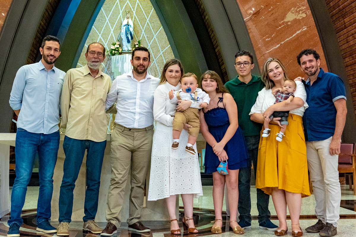 foto batizado em Alphaville na igreja Nossa Senhora de Lourdes. fotografia de batizado. Fotografia de batizado em são paulo. Fotografia de batizado de menino em alphaville barueri santana de parnaíba.