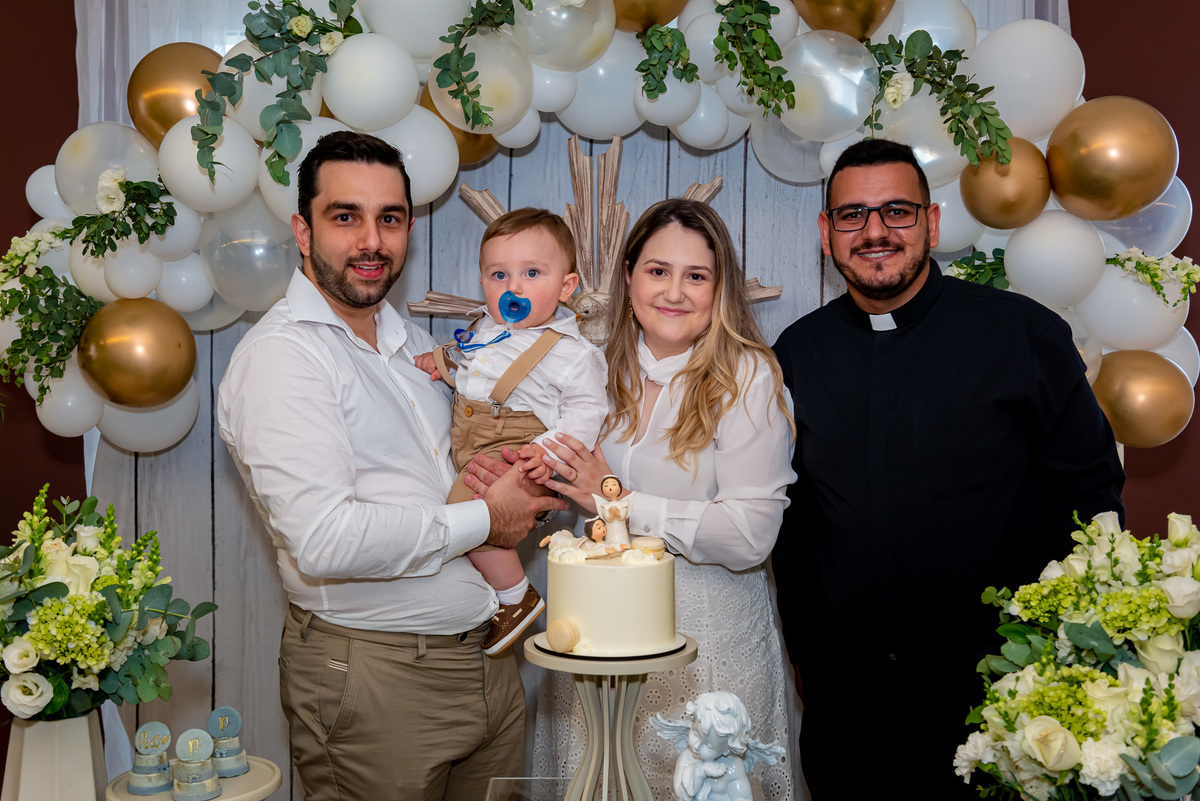 foto batizado em Alphaville na igreja Nossa Senhora de Lourdes. fotografia de batizado. Fotografia de batizado em são paulo. Fotografia de batizado de menino em alphaville barueri santana de parnaíba.