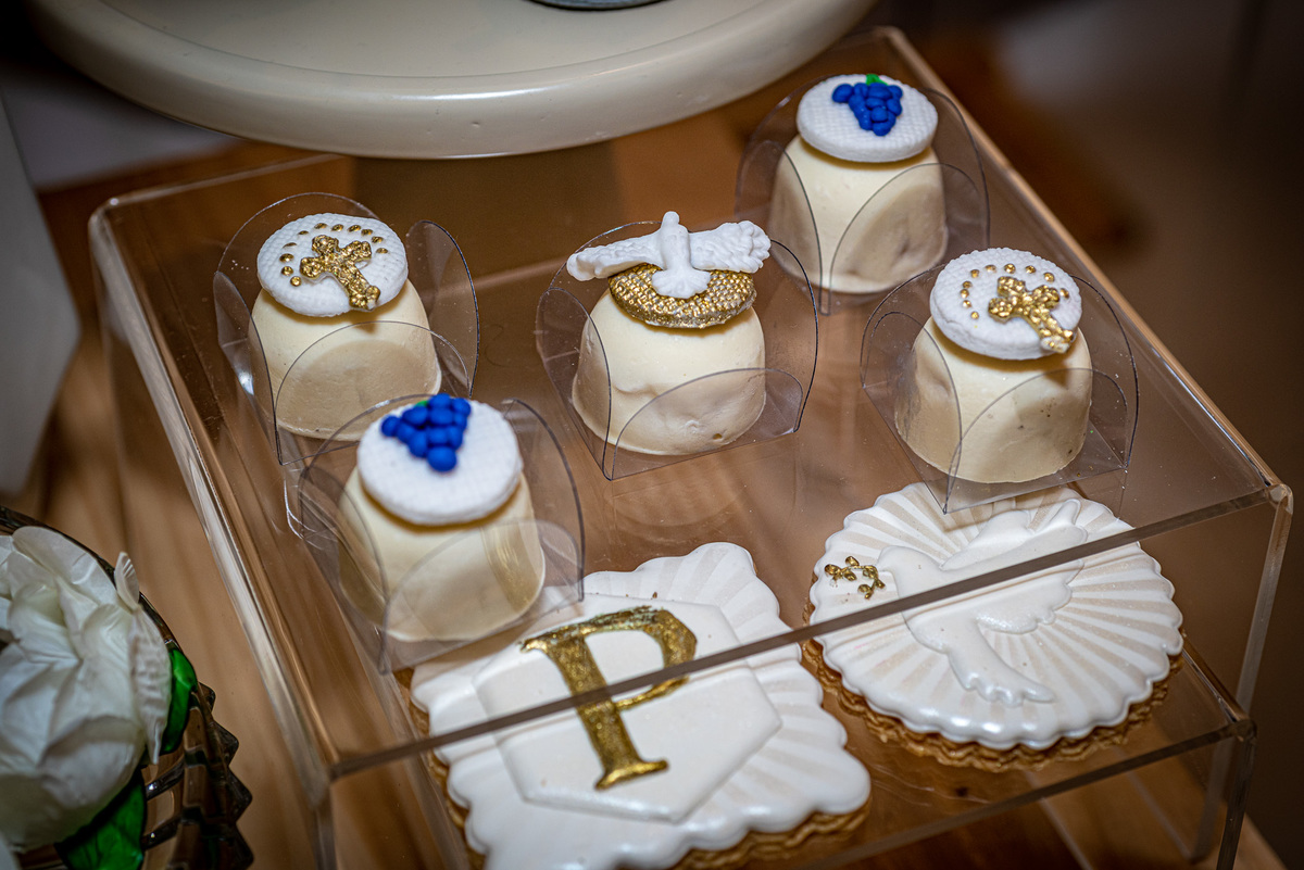 fotografia de decoração de batizado, foto batizado em Alphaville na igreja Nossa Senhora de Lourdes. fotografia de batizado. Fotografia de batizado em são paulo. Fotografia de batizado de menino em alphaville barueri santana de parnaíba.