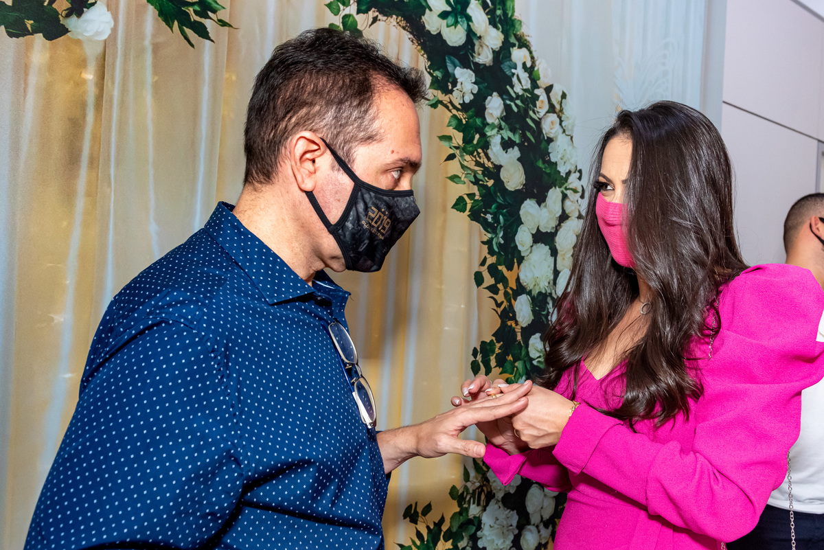 foto de casamento civil, foto casamento civil em alphaville, ganha tempo barueri, noivo colocando aliança