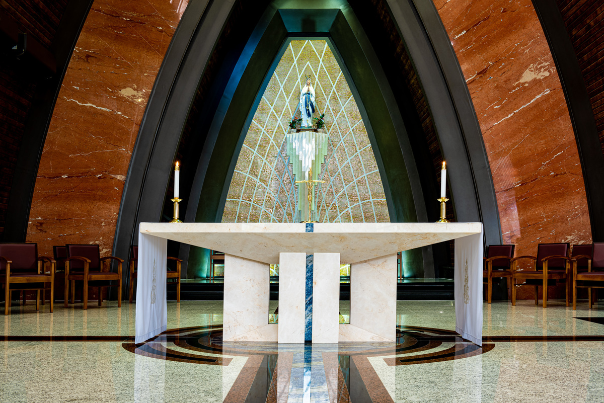 Fotografia de batizado na igreja Nossa Senhora de Lourdes Alphaville, fotografia de batizado em alphaville, batizado de menina, batizado católico de menina, batizado católico de meninas, batizado triplo de meninas, altar da igreja