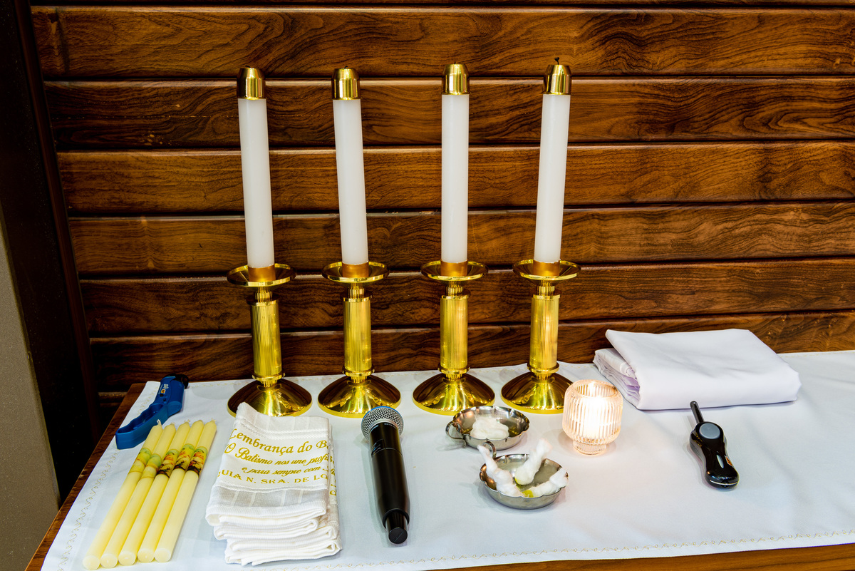 Fotografia de batizado na igreja Nossa Senhora de Lourdes Alphaville, fotografia de batizado em alphaville, batizado de menina, batizado católico de menina, batizado católico de meninas, batizado triplo de meninas, foto das velas
