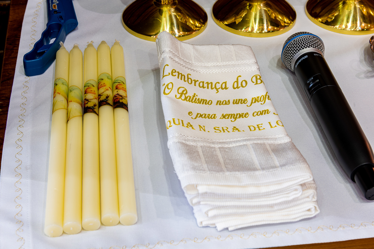 Fotografia de batizado na igreja Nossa Senhora de Lourdes Alphaville, fotografia de batizado em alphaville, batizado de menina, batizado católico de menina, batizado católico de meninas, batizado triplo de meninas, foto das velas e toalhinha