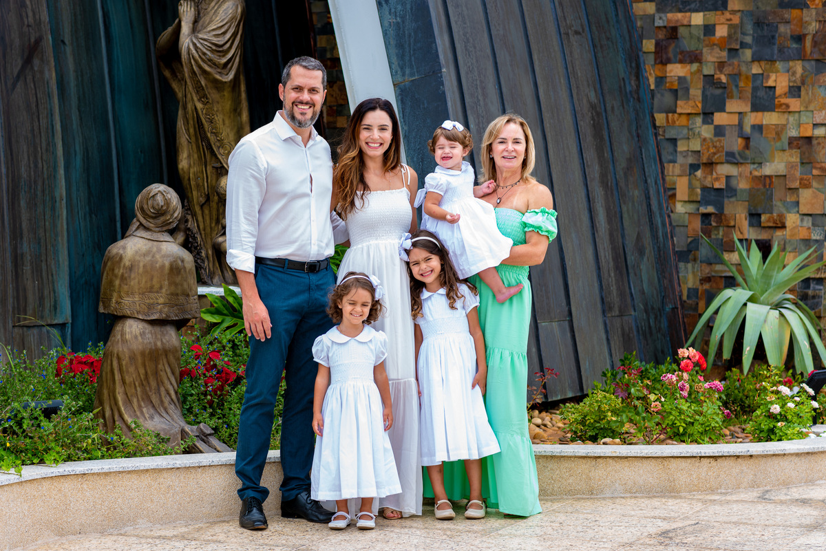 Fotografia de batizado na igreja Nossa Senhora de Lourdes Alphaville, fotografia de batizado em alphaville, batizado de menina, batizado católico de menina, batizado católico de meninas, batizado triplo de meninas, foto da família