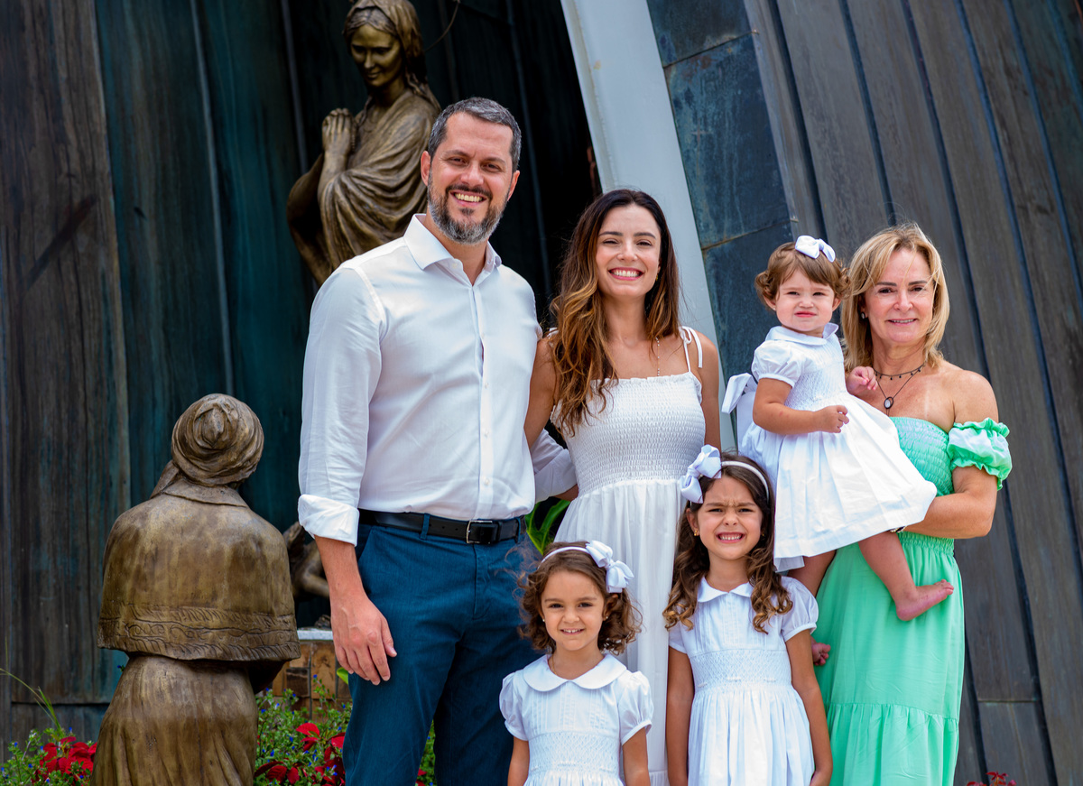 Fotografia de batizado na igreja Nossa Senhora de Lourdes Alphaville, fotografia de batizado em alphaville, batizado de menina, batizado católico de menina, batizado católico de meninas, batizado triplo de meninas, foto interna da igreja, foto da família