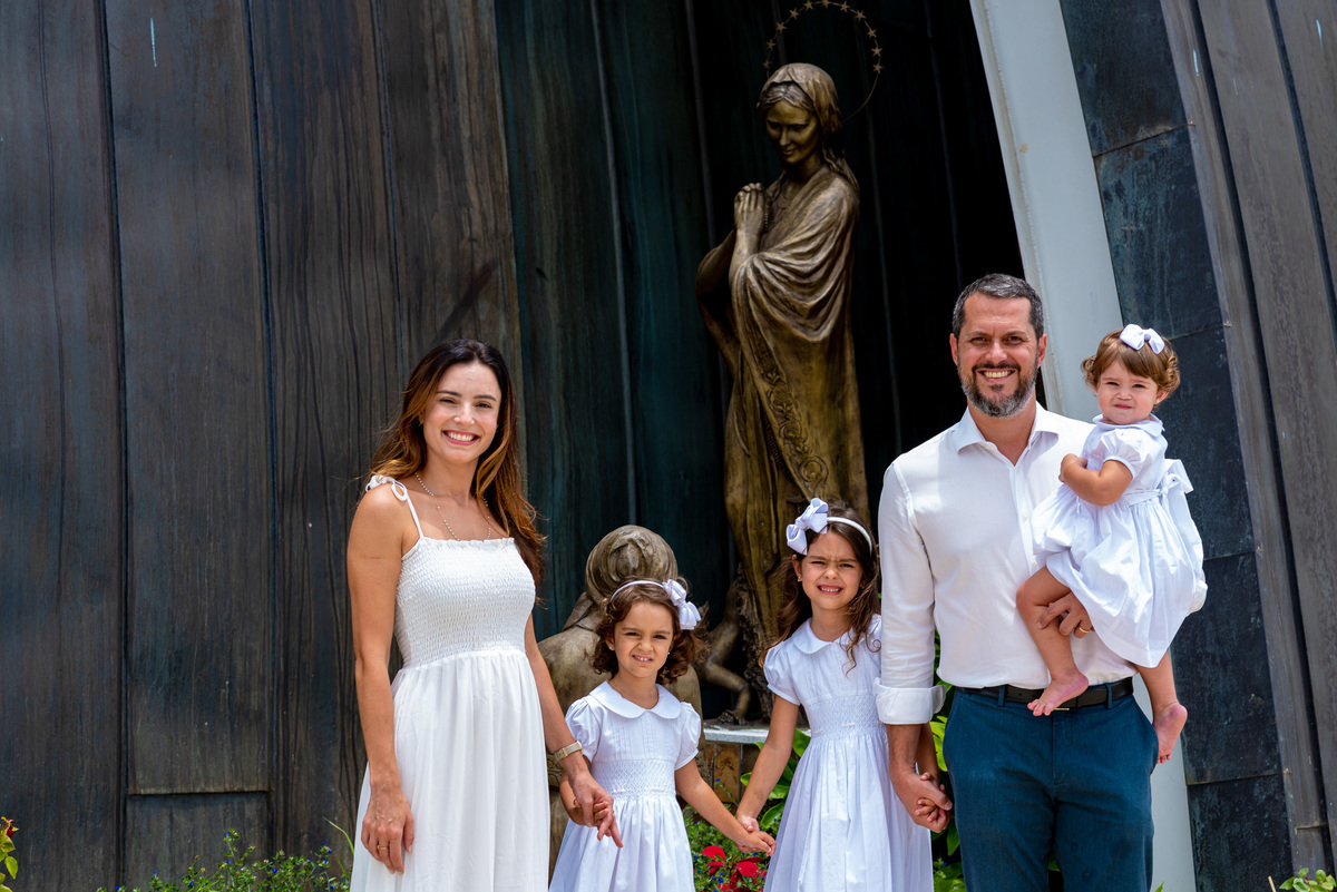 Fotografia de batizado na igreja Nossa Senhora de Lourdes Alphaville, fotografia de batizado em alphaville, batizado de menina, batizado católico de menina, batizado católico de meninas, batizado triplo de meninas, foto interna da igreja, foto da família