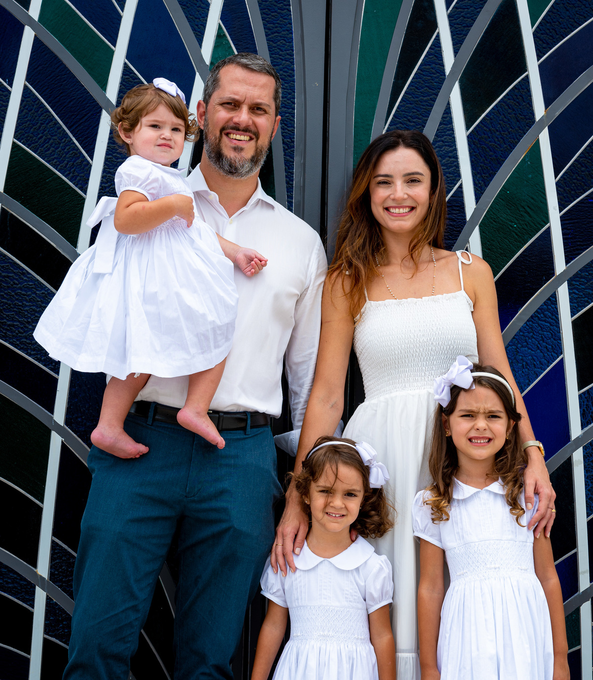 Fotografia de batizado na igreja Nossa Senhora de Lourdes Alphaville, fotografia de batizado em alphaville, batizado de menina, batizado católico de menina, batizado católico de meninas, batizado triplo de meninas, foto interna da igreja, foto da família