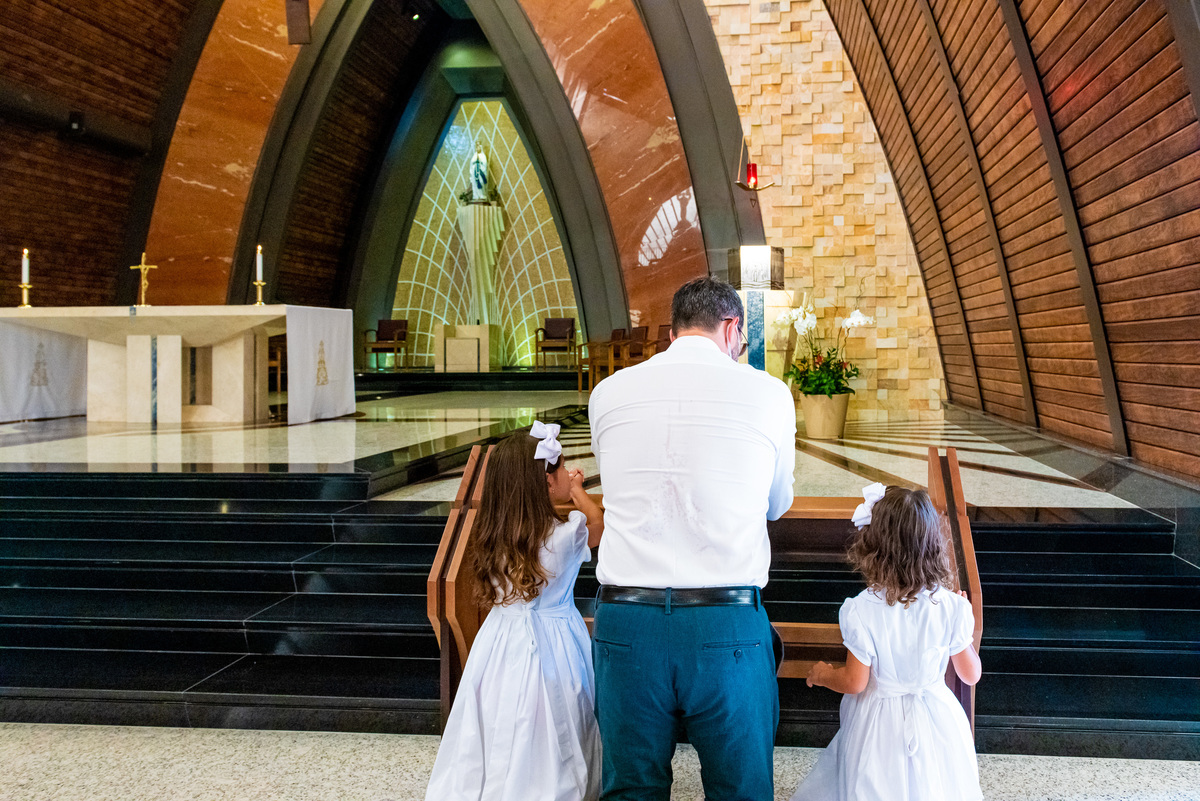 Fotografia de batizado na igreja Nossa Senhora de Lourdes Alphaville, fotografia de batizado em alphaville, batizado de menina, batizado católico de menina, batizado católico de meninas, batizado triplo de meninas, foto interna da igreja, foto da família