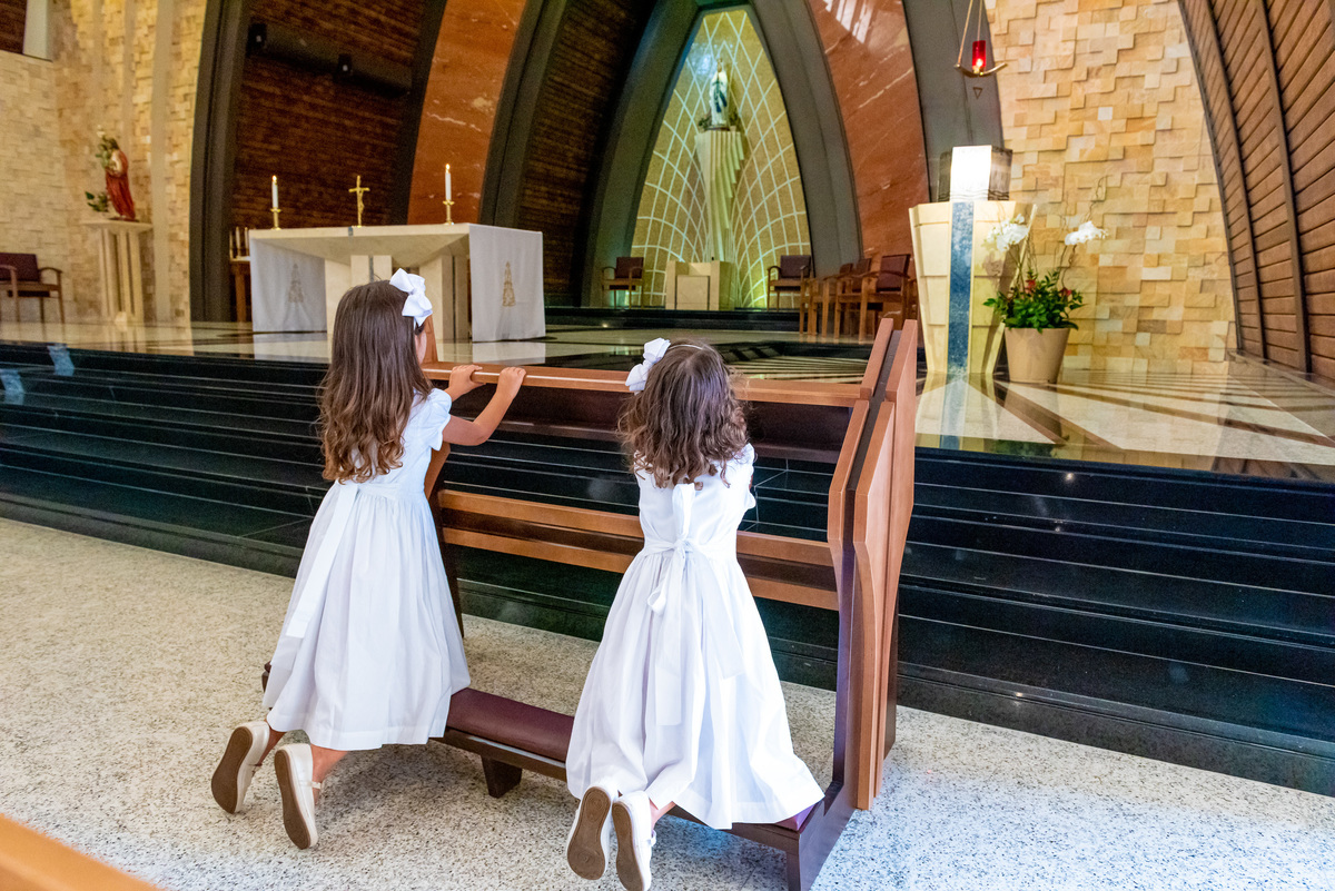 Fotografia de batizado na igreja Nossa Senhora de Lourdes Alphaville, fotografia de batizado em alphaville, batizado de menina, batizado católico de menina, batizado católico de meninas, batizado triplo de meninas, foto interna da igreja, foto da criança