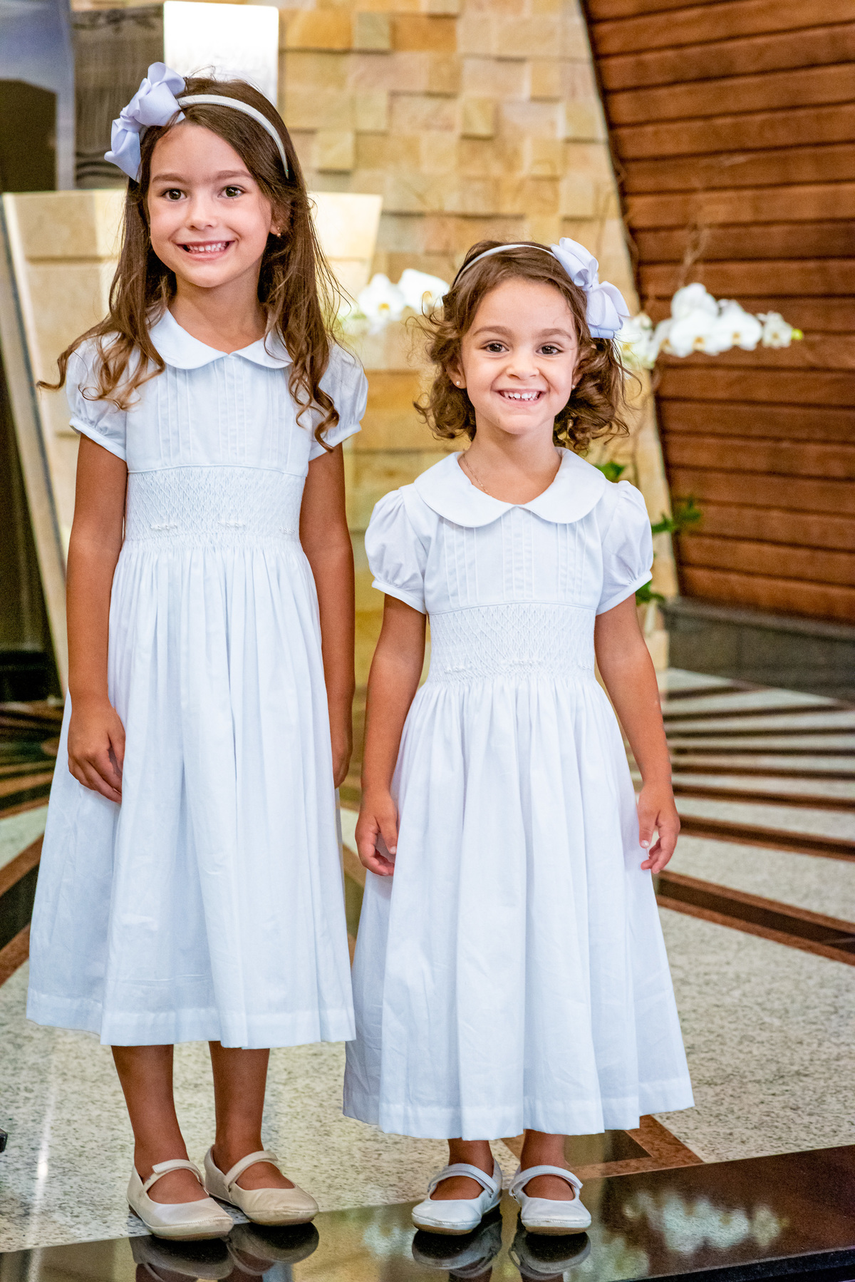 Fotografia de batizado na igreja Nossa Senhora de Lourdes Alphaville, fotografia de batizado em alphaville, batizado de menina, batizado católico de menina, batizado católico de meninas, batizado triplo de meninas, foto interna da igreja, foto da criança