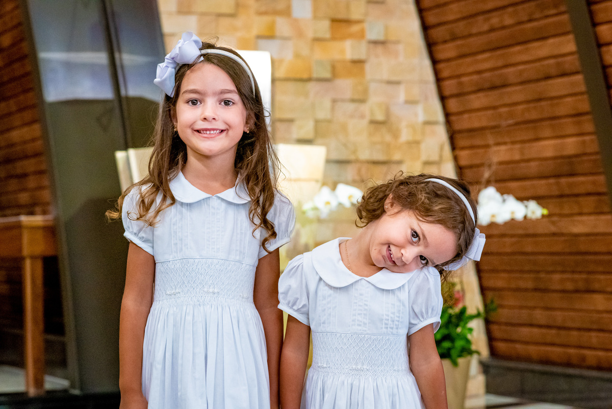 Fotografia de batizado na igreja Nossa Senhora de Lourdes Alphaville, fotografia de batizado em alphaville, batizado de menina, batizado católico de menina, batizado católico de meninas, batizado triplo de meninas, foto interna da igreja, foto da criança
