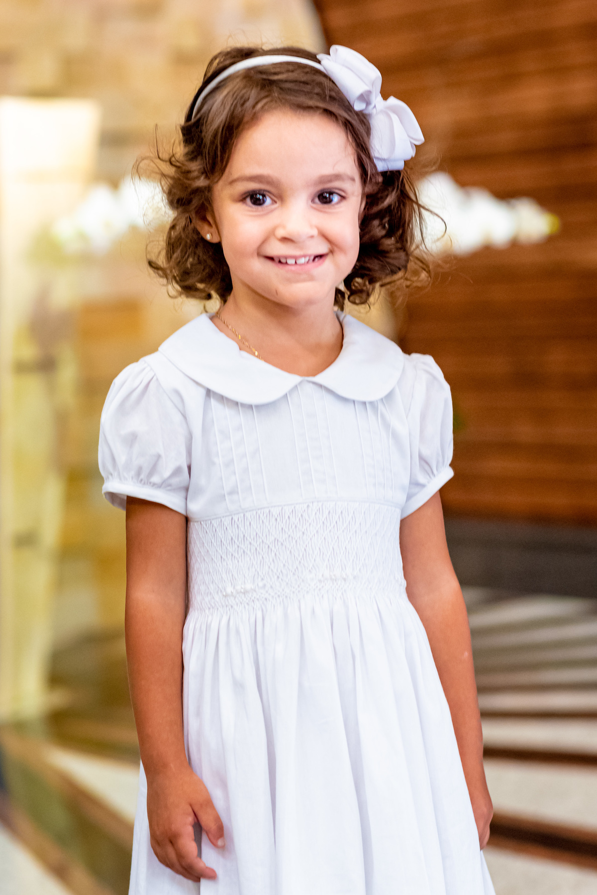 Fotografia de batizado na igreja Nossa Senhora de Lourdes Alphaville, fotografia de batizado em alphaville, batizado de menina, batizado católico de menina, batizado católico de meninas, batizado triplo de meninas, foto interna da igreja, foto da criança