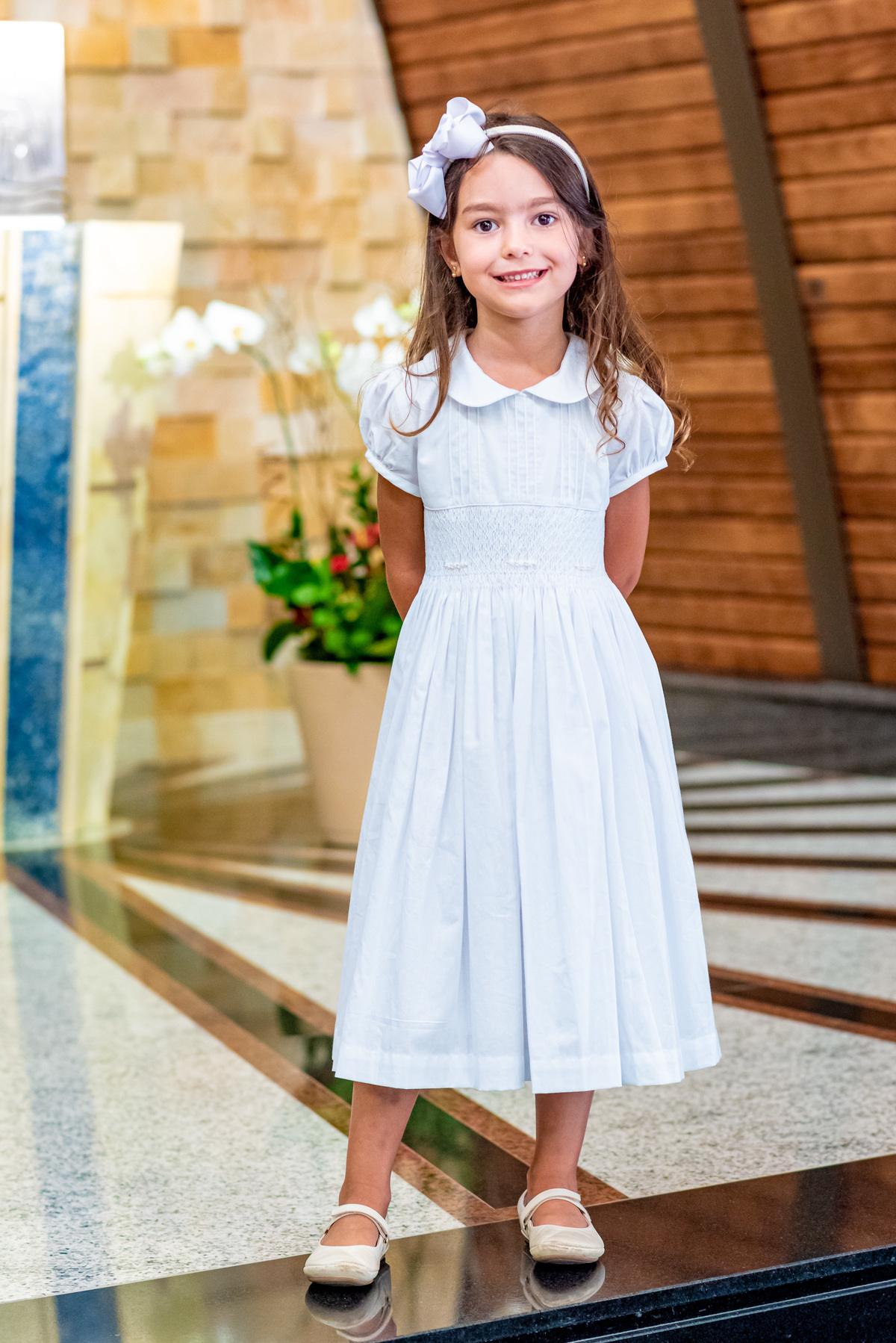 Fotografia de batizado na igreja Nossa Senhora de Lourdes Alphaville, fotografia de batizado em alphaville, batizado de menina, batizado católico de menina, batizado católico de meninas, batizado triplo de meninas, foto interna da igreja, foto da criança