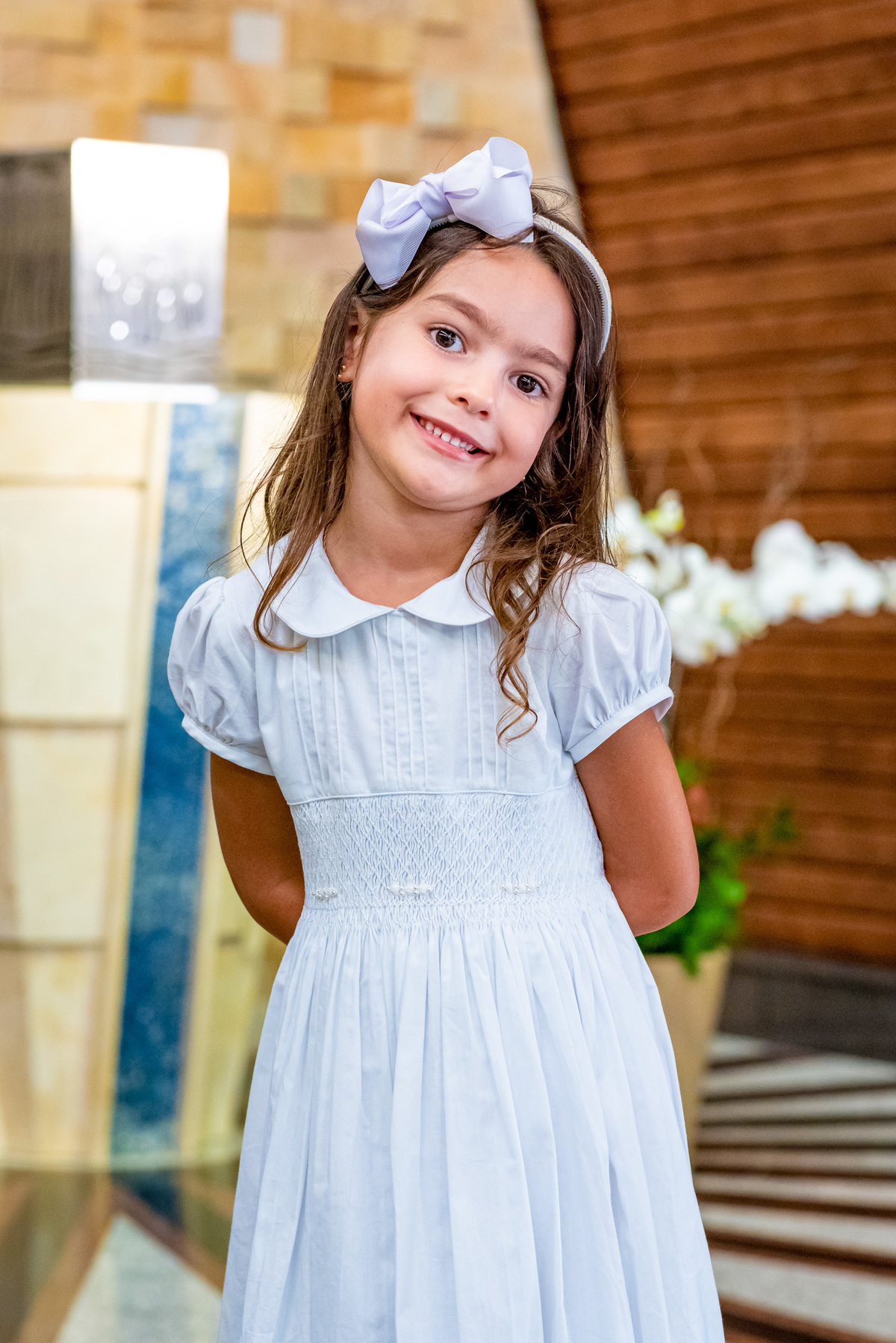 Fotografia de batizado na igreja Nossa Senhora de Lourdes Alphaville, fotografia de batizado em alphaville, batizado de menina, batizado católico de menina, batizado católico de meninas, batizado triplo de meninas, foto interna da igreja, foto da criança