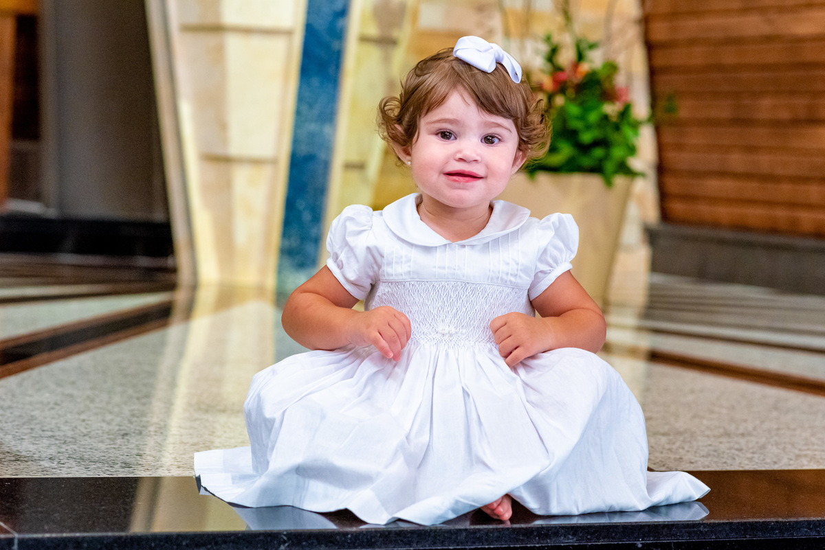 Fotografia de batizado na igreja Nossa Senhora de Lourdes Alphaville, fotografia de batizado em alphaville, batizado de menina, batizado católico de menina, batizado católico de meninas, batizado triplo de meninas, foto interna da igreja, foto da criança