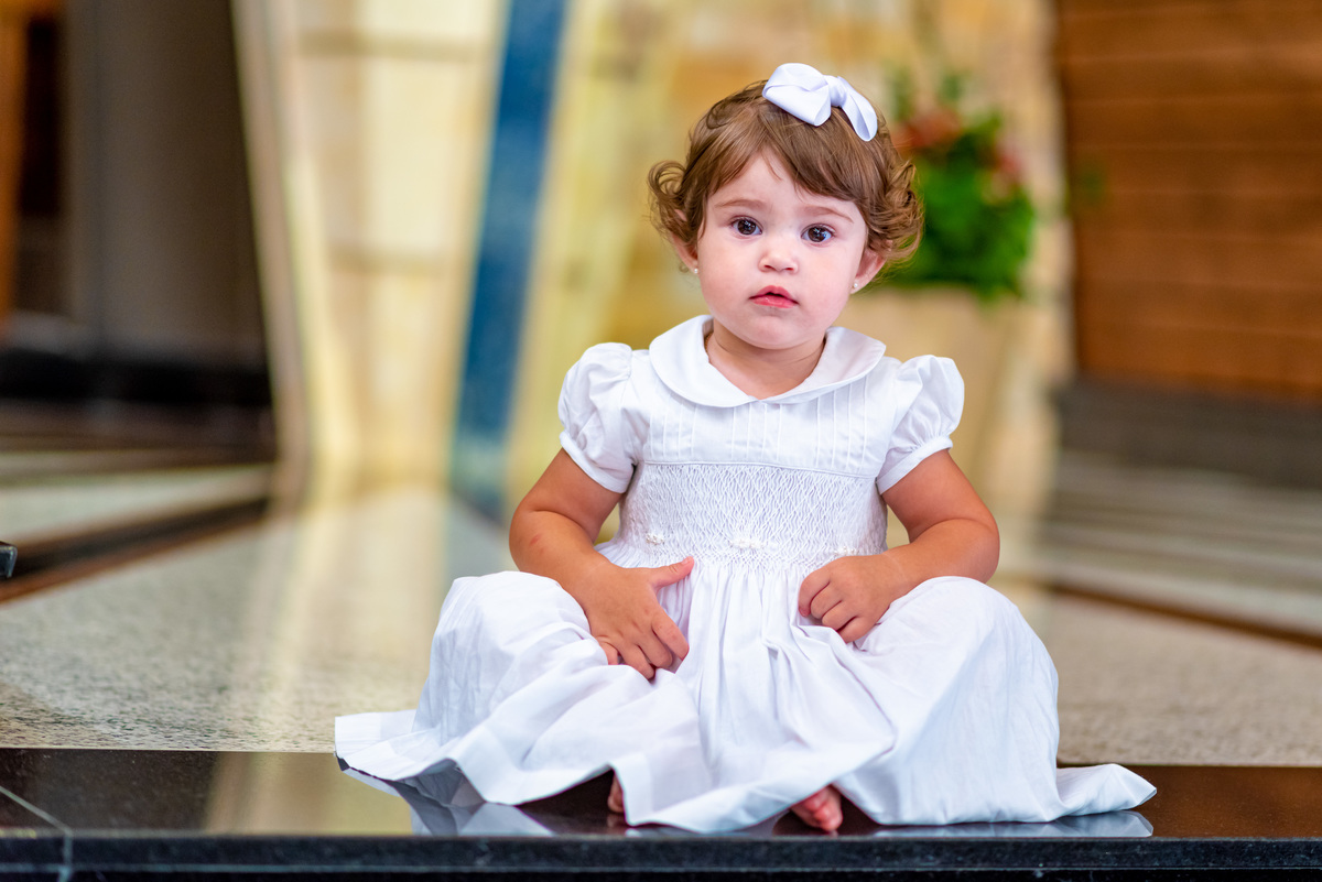Fotografia de batizado na igreja Nossa Senhora de Lourdes Alphaville, fotografia de batizado em alphaville, batizado de menina, batizado católico de menina, batizado católico de meninas, batizado triplo de meninas, foto interna da igreja, foto da criança