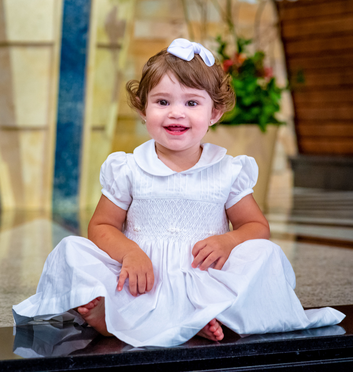 Fotografia de batizado na igreja Nossa Senhora de Lourdes Alphaville, fotografia de batizado em alphaville, batizado de menina, batizado católico de menina, batizado católico de meninas, batizado triplo de meninas, foto interna da igreja, foto da criança