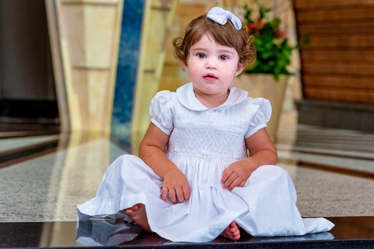 Fotografia de batizado na igreja Nossa Senhora de Lourdes Alphaville, fotografia de batizado em alphaville, batizado de menina, batizado católico de menina, batizado católico de meninas, batizado triplo de meninas, foto interna da igreja, foto da criança
