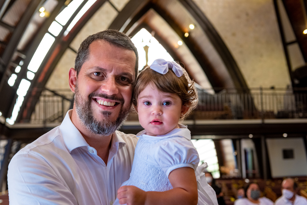Fotografia de batizado na igreja Nossa Senhora de Lourdes Alphaville, fotografia de batizado em alphaville, batizado de menina, batizado católico de menina, batizado católico de meninas, batizado triplo de meninas, foto interna da igreja, foto da criança