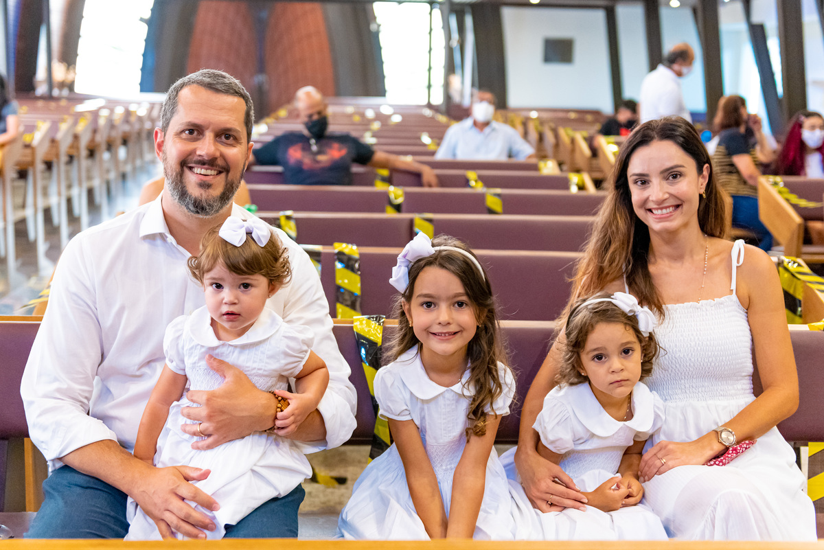 Fotografia de batizado na igreja Nossa Senhora de Lourdes Alphaville, fotografia de batizado em alphaville, batizado de menina, batizado católico de menina, batizado católico de meninas, batizado triplo de meninas, foto interna da igreja, foto da criança