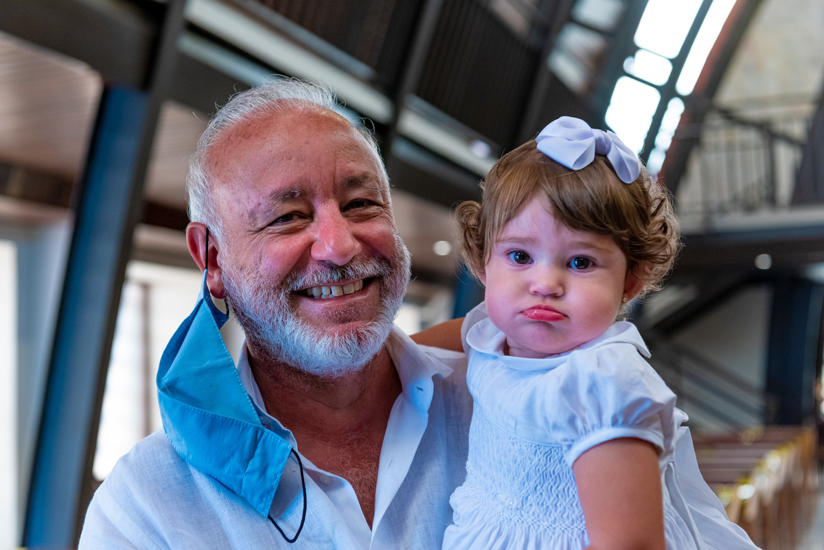 Fotografia de batizado na igreja Nossa Senhora de Lourdes Alphaville, fotografia de batizado em alphaville, batizado de menina, batizado católico de menina, batizado católico de meninas, batizado triplo de meninas, foto interna da igreja, foto da criança