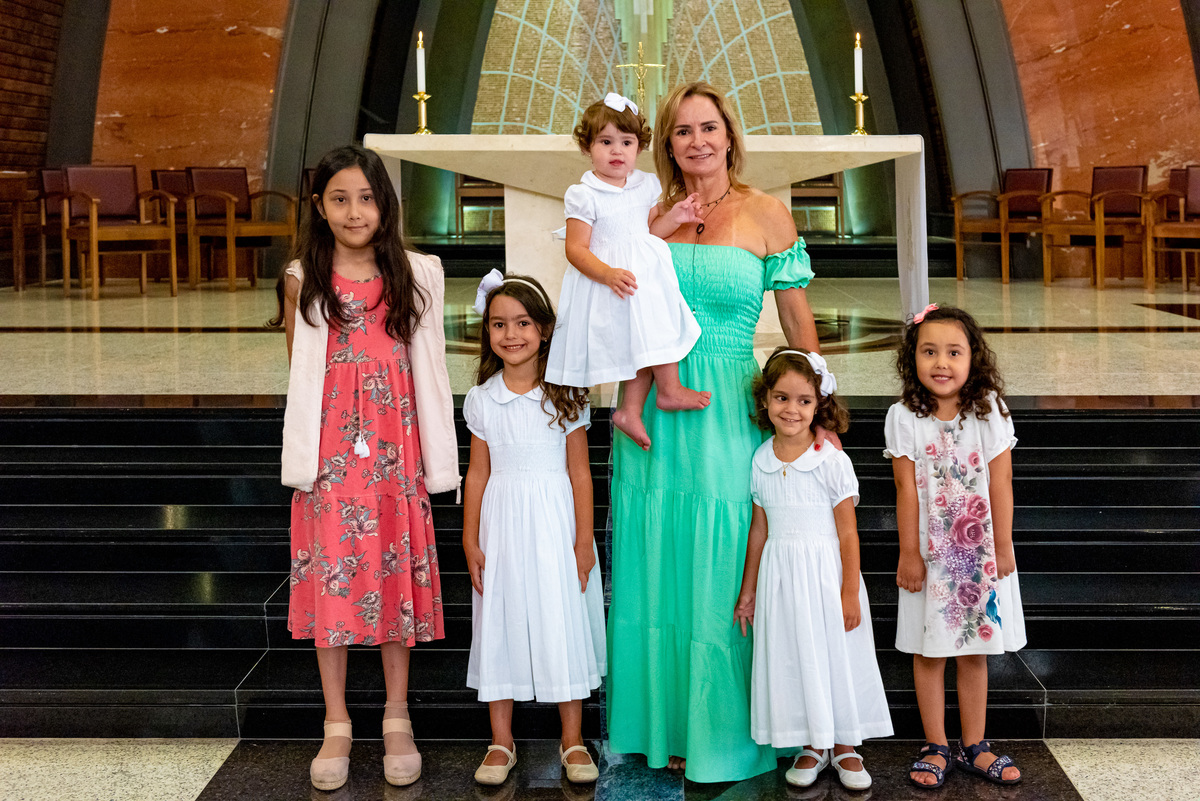 Fotografia de batizado na igreja Nossa Senhora de Lourdes Alphaville, fotografia de batizado em alphaville, batizado de menina, batizado católico de menina, batizado católico de meninas, batizado triplo de meninas, foto interna da igreja, foto da criança