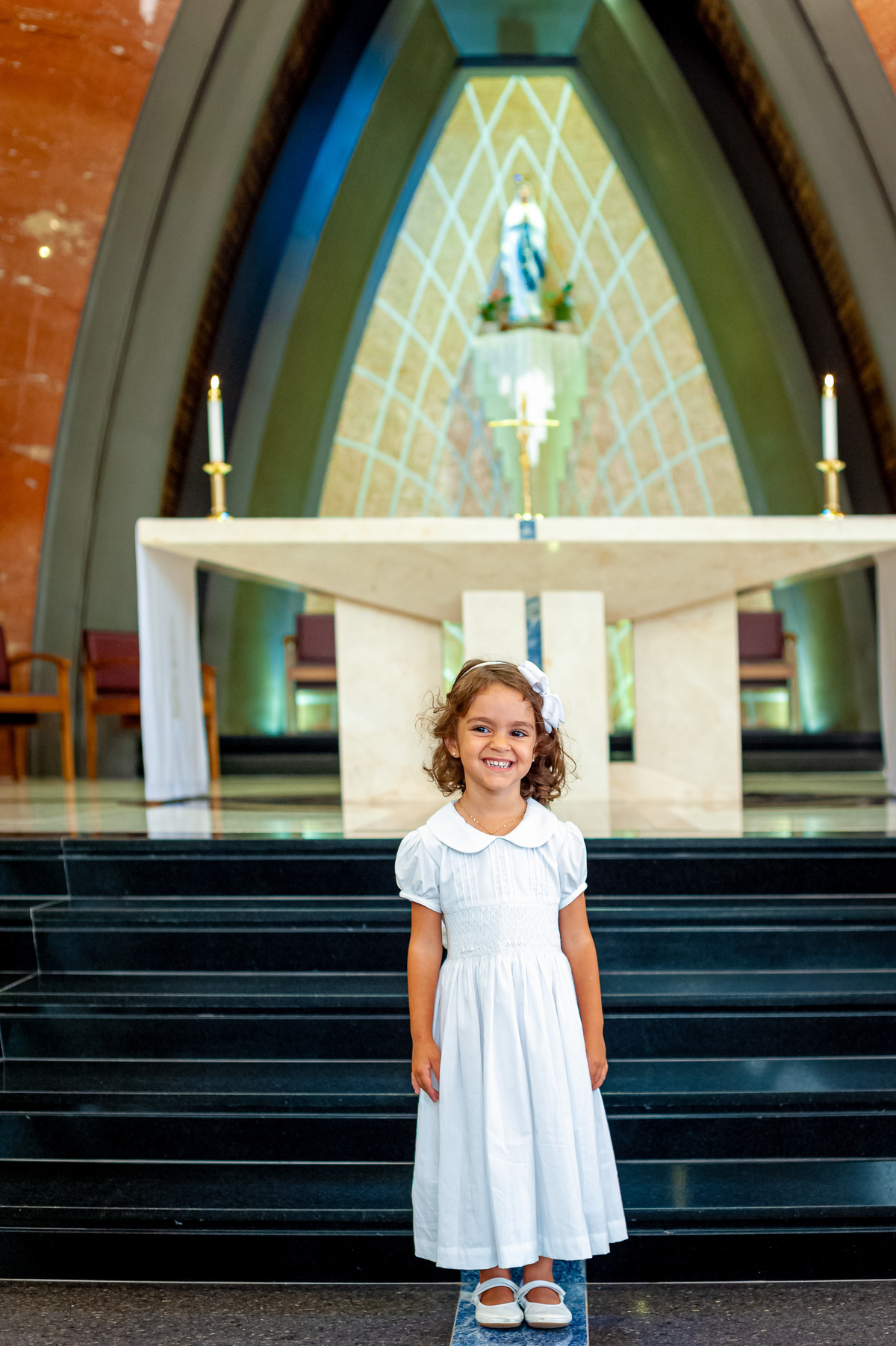 Fotografia de batizado na igreja Nossa Senhora de Lourdes Alphaville, fotografia de batizado em alphaville, batizado de menina, batizado católico de menina, batizado católico de meninas, batizado triplo de meninas, foto interna da igreja, foto da criança