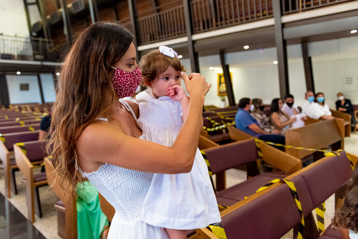 Fotografia de batizado na igreja Nossa Senhora de Lourdes Alphaville, fotografia de batizado em alphaville, batizado de menina, batizado católico de menina, batizado católico de meninas, batizado triplo de meninas, pais fazendo o sinal da cruz