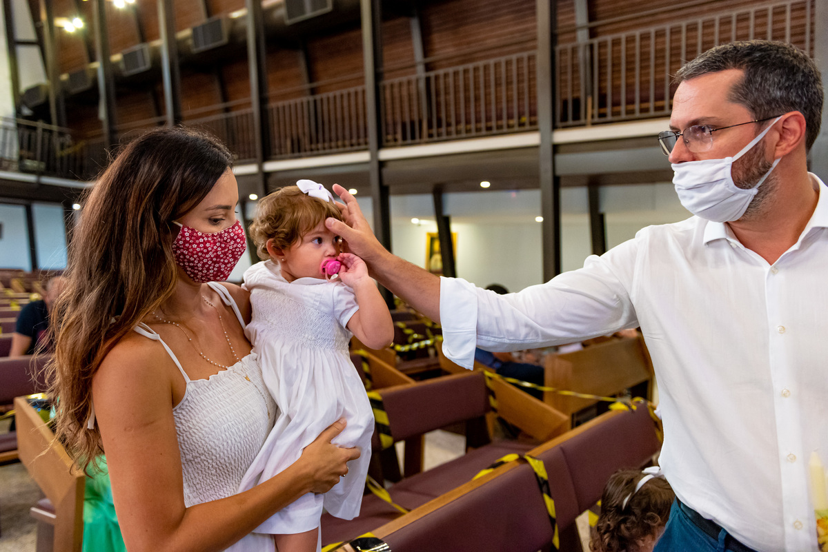 Fotografia de batizado na igreja Nossa Senhora de Lourdes Alphaville, fotografia de batizado em alphaville, batizado de menina, batizado católico de menina, batizado católico de meninas, batizado triplo de meninas, pais fazendo o sinal da cruz