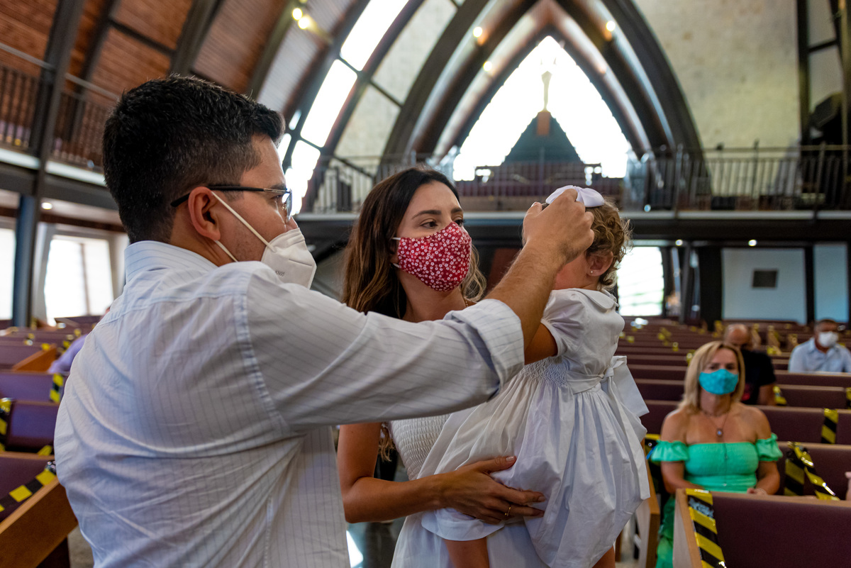Fotografia de batizado na igreja Nossa Senhora de Lourdes Alphaville, fotografia de batizado em alphaville, batizado de menina, batizado católico de menina, batizado católico de meninas, batizado triplo de meninas, pais fazendo o sinal da cruz