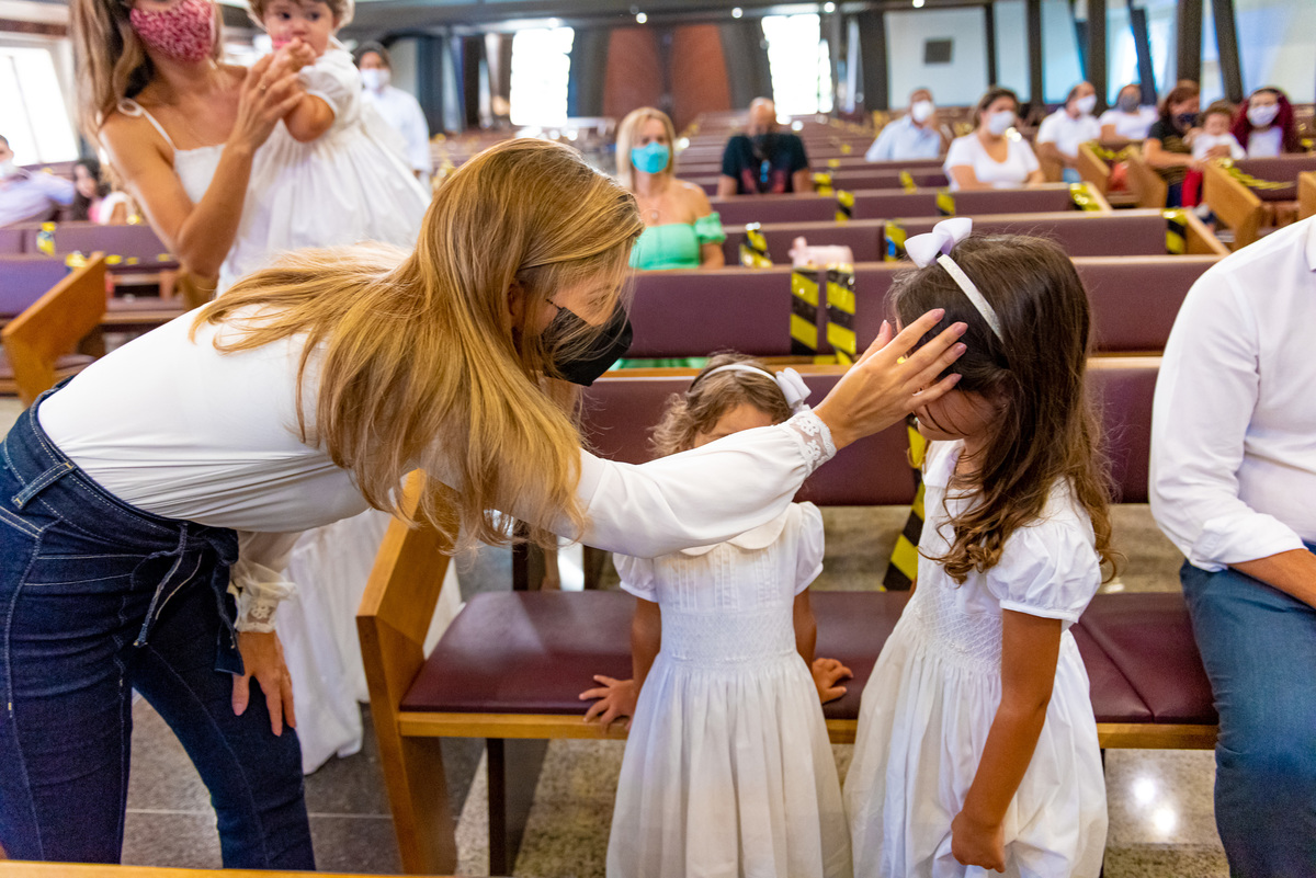 Fotografia de batizado na igreja Nossa Senhora de Lourdes Alphaville, fotografia de batizado em alphaville, batizado de menina, batizado católico de menina, batizado católico de meninas, batizado triplo de meninas, pais fazendo o sinal da cruz