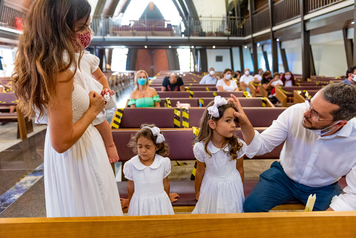 Fotografia de batizado na igreja Nossa Senhora de Lourdes Alphaville, fotografia de batizado em alphaville, batizado de menina, batizado católico de menina, batizado católico de meninas, batizado triplo de meninas, pais fazendo o sinal da cruz