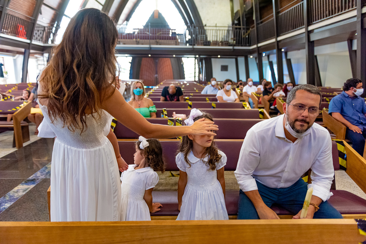 Fotografia de batizado na igreja Nossa Senhora de Lourdes Alphaville, fotografia de batizado em alphaville, batizado de menina, batizado católico de menina, batizado católico de meninas, batizado triplo de meninas, pais fazendo o sinal da cruz