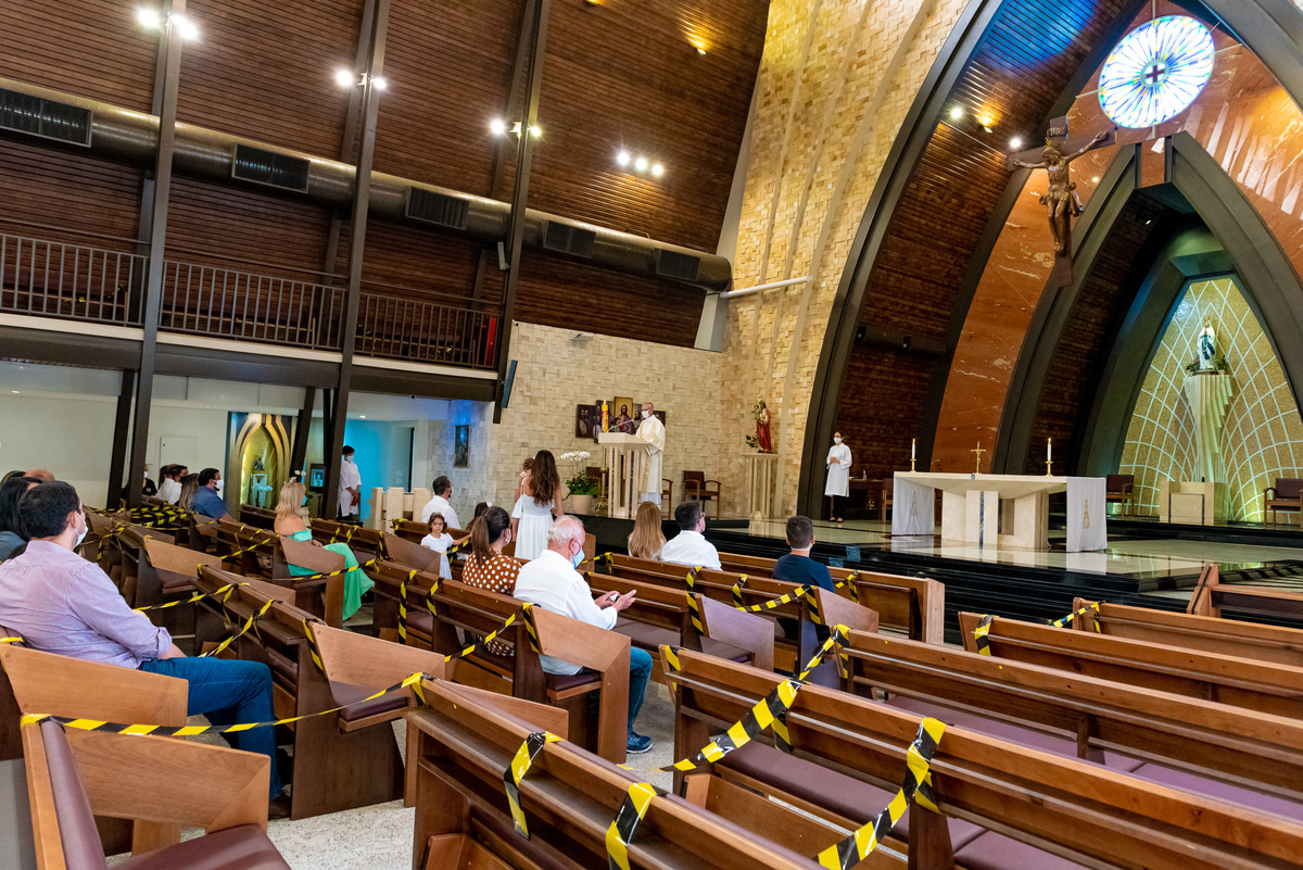Fotografia de batizado na igreja Nossa Senhora de Lourdes Alphaville, fotografia de batizado em alphaville, batizado de menina, batizado católico de menina, batizado católico de meninas, batizado triplo de meninas, foto interna da igreja, foto da família